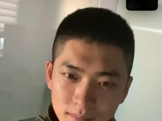俳優カン・テオ、軍服務中の近況…坊主頭でもイケメン