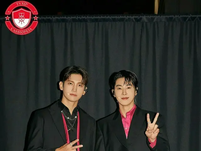 「東方神起」チャンミン、「SMTOWN LIVE 2023」のビハインド写真を公開…ユンホと一緒にピース