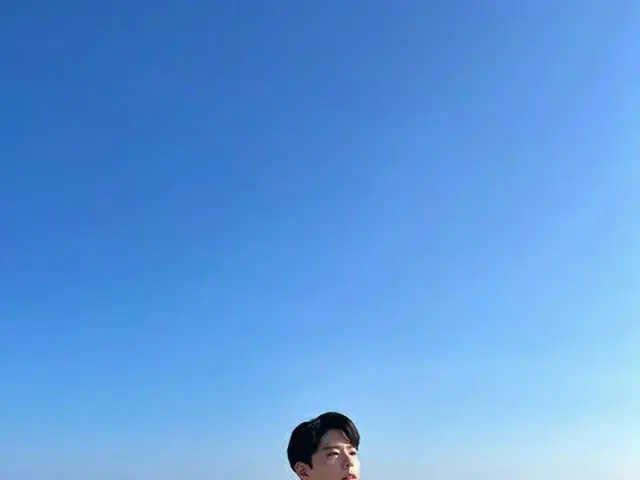 俳優パク・ボゴム、漫画から飛び出してきた少年…青い空がお似合い