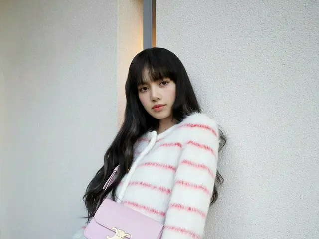 「BLACKPINK」リサ、ピンクのバックでかわいい雰囲気