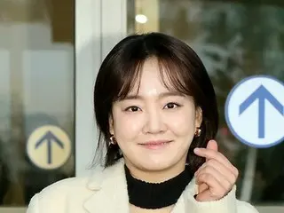 【空港写真】歌手ユンナ、「ゴールデンディスクアワード」出席にためタイへ出国…かわいい指ハート