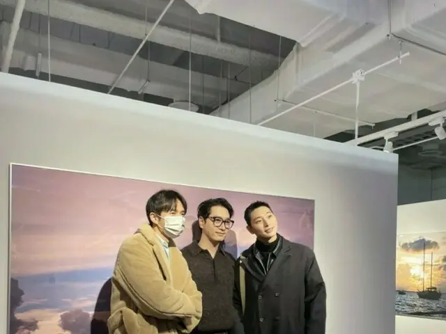 「2PM」チャンソンの写真展に「2AM」スロン&ジヌンが訪問！ファン歓喜の“Oneday”スリーショット