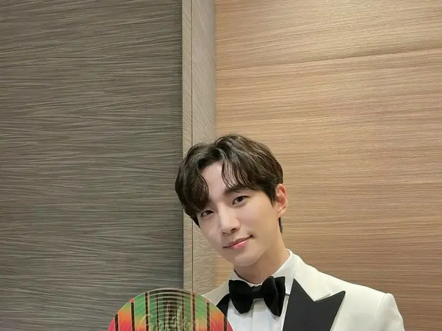 ジュノ（2PM）、素敵なスーツ姿で「ゴールデンディスクアワード」認証ショット…“Thank you THAILAND”