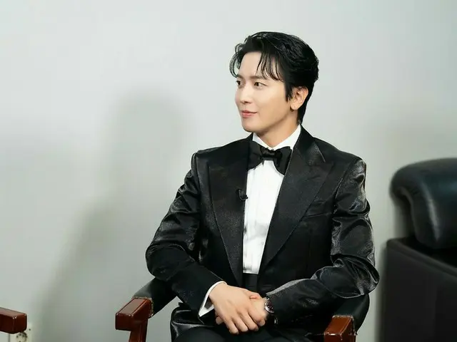 「CNBLUE」ジョン・ヨンファ、「2022 KBS演技大賞」のビハインドを公開…タキシードがよく似合う