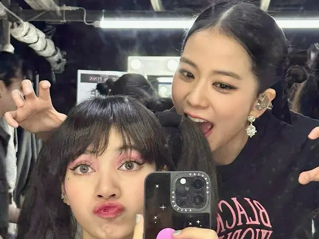 「BLACKPINK」ジス、楽屋でリサとふざける様子を公開…ワールドツアー中も楽しく