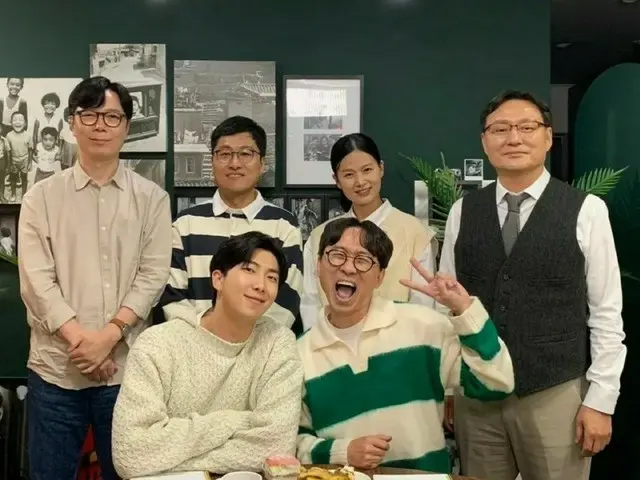 「BTS（防弾少年団）」RM、「知っておいても役に立たない神秘的な人間雑学辞典」放送終了を記念して出演者＆スタッフと記念撮影