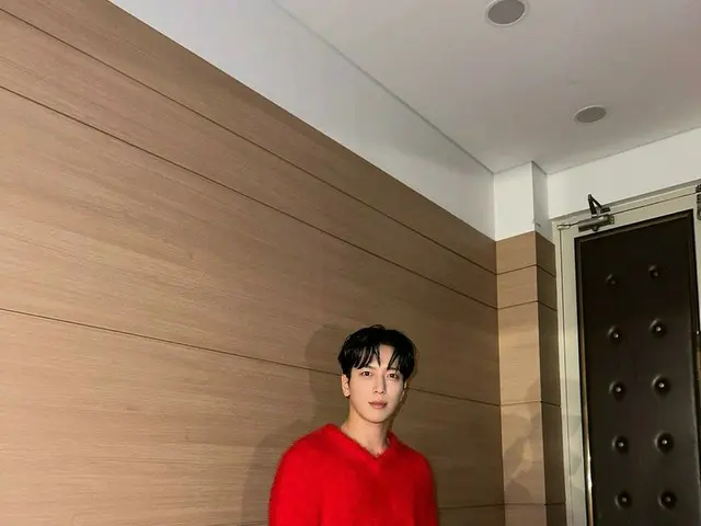 「CNBLUE」ジョン・ヨンファ、真っ赤なセーターがよく似合う…ファンミ開催“きょう本当に最高!!!!”