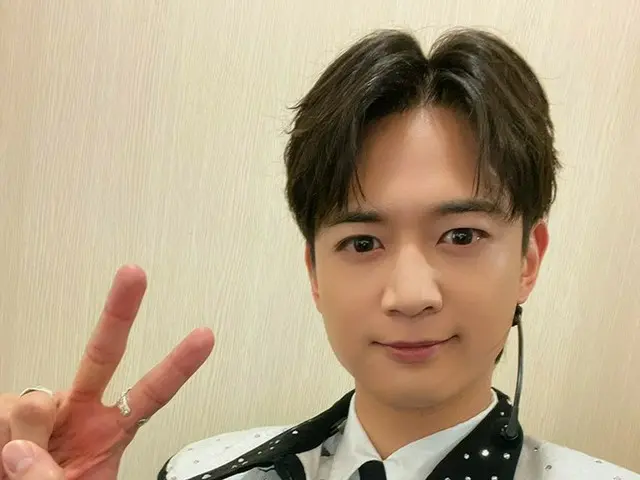 「SHINee」ミンホ、フィリピンと台湾でソロファンミーティングを終えてセルフィーであいさつ