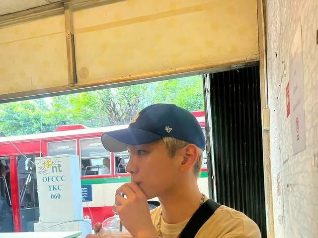 「SHINee」KEY（キー）、タイ旅行の写真を追加で公開…飲んでるのは“チャーノムイェン（タイ式ミルクティー）”？