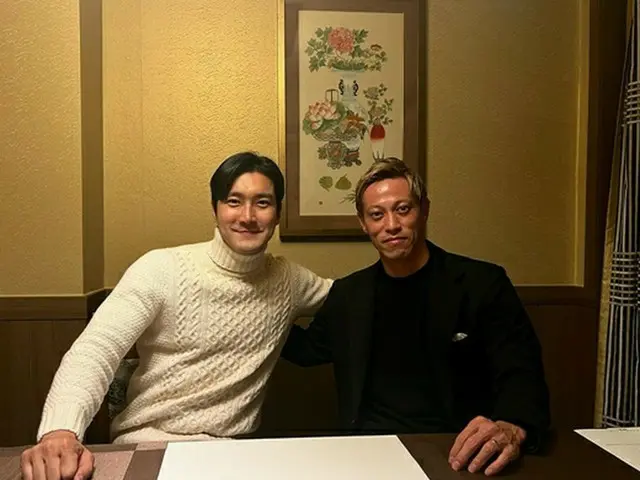 「SUPER JUNIOR」チェ・シウォン、本田圭佑とのツーショット公開「韓国に来たこと歓迎する」