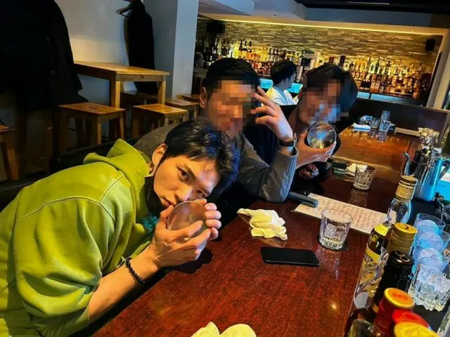 キム・ジェジュン、大阪の町を満喫…お酒に酔った姿もとってもイケメン