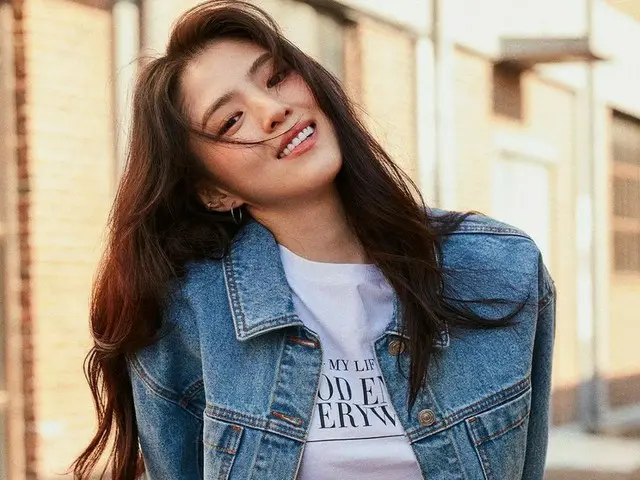 女優ハン・ソヒ、白いTシャツにデニムジャケットでさわやかな魅力発散