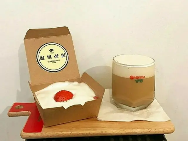 【韓国カフェ】甘酸っぱいヨーグルトが、溢れそうな”イチゴヨーグルトケーキ”が人気！