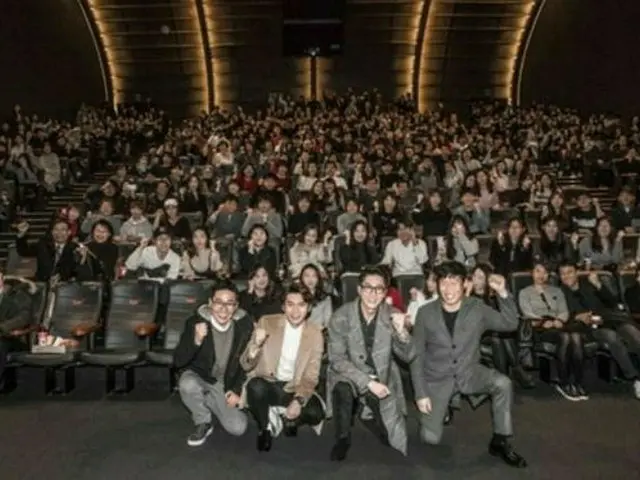 映画「共助」出演者たち・・・観客動員500万突破の公約を実施！コーヒー配るヒョンビン