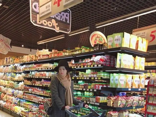 「少女時代」ユナ、スーパーでお買い物中の姿が可愛い！
