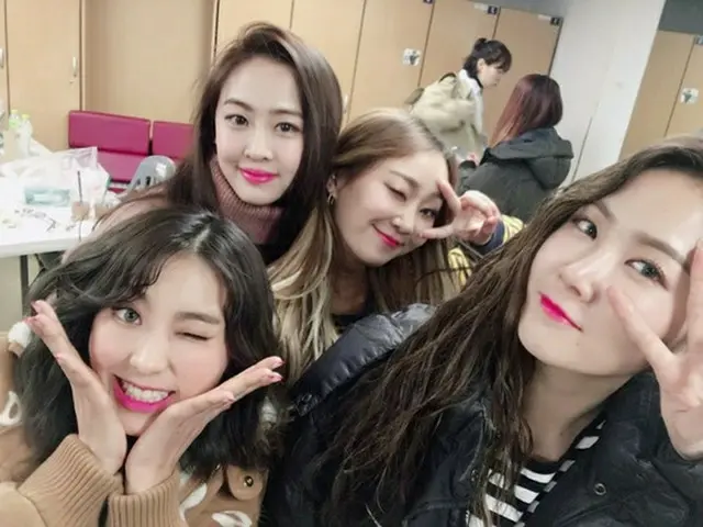 「SISTAR」4人揃ったセルカを公開♪茶目っ気たっぷりの姿がカワイイ！