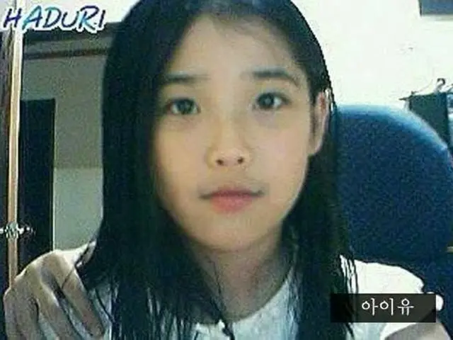 歌手IU、長年のミステリー写真が解決!?肩に乗った手は誰のもの？