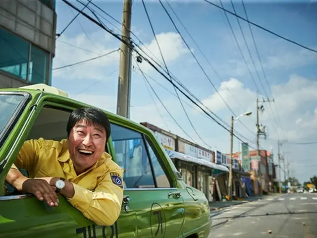映画「タクシー運転手」、主演ソン・ガンホの運転手姿が公開！