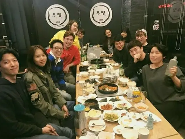 俳優イ・ドンゴン、恋人チョ・ユニの仕事仲間との会食に参加!?これが“(外)助の功”!?