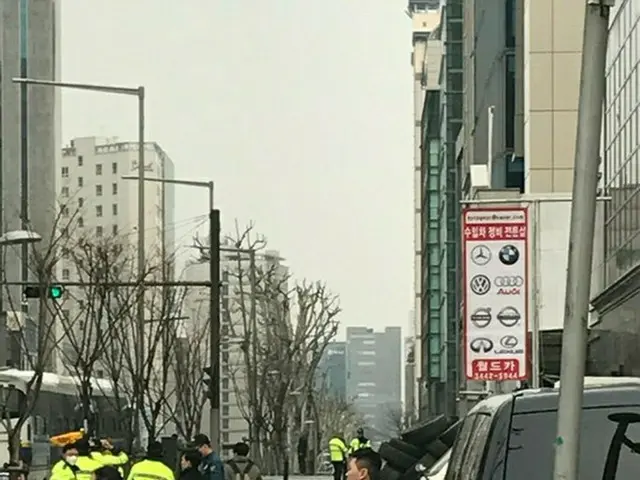 “息子よ、あそこが朴槿恵前大統領の家だよ”歌手ヤン・ドングンと息子ジュンソくんの後姿が話題！