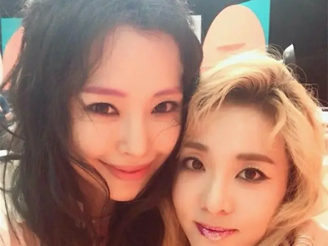 サンダラ・パク＆イ・ハニは1歳違い!?美容番組の収録現場で記念写真をパシャリ♪