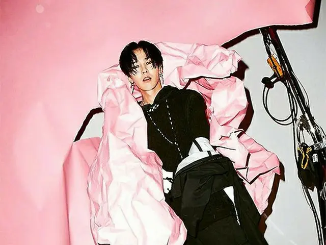 「BIGBANG」G-DRAGONが見せるファッショニスタの威厳！ピンク×ブラック