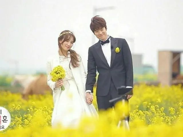 「ウギョルカップル」コンミョン♥チョン・ヘソン、済州島菜の花畑でセルフ結婚式を挙げる。