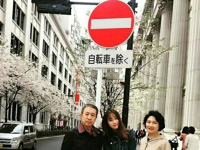 女優イ・ミンジョン、“そっくり”な両親と日本の桜を楽しむ♡