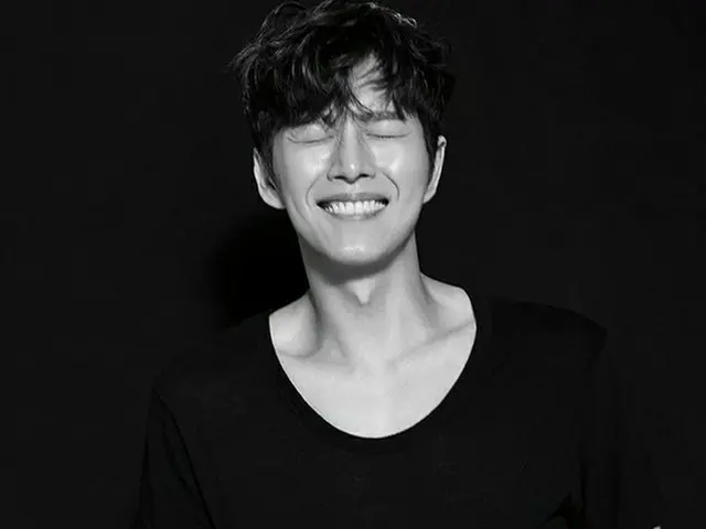 俳優パク・ヘジン、ベビーピンクからビジネスルックまで、カリスマ光るグラビアが公開♪