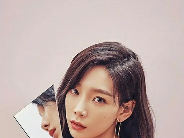 「少女時代」テヨン、単独コンサートを前にポスタービハインドを公開♪