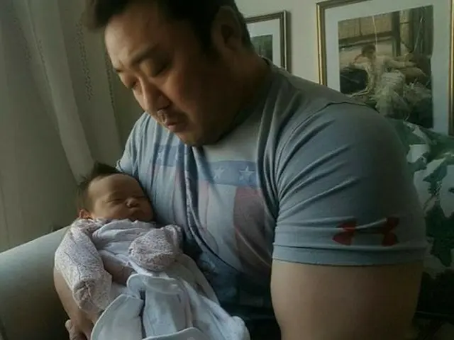 俳優マ・ドンソク、初めて抱っこする姪っ子さんにドキドキ！！！？