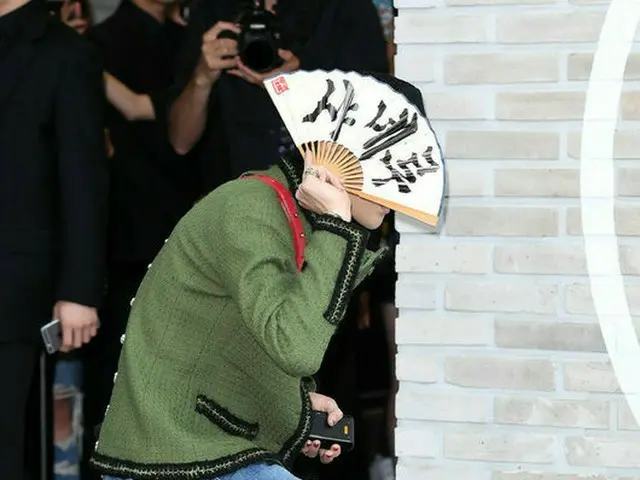 扇子に“シャネル”!?独特なファッションセンスを見せたのは・・・G-DRAGON！