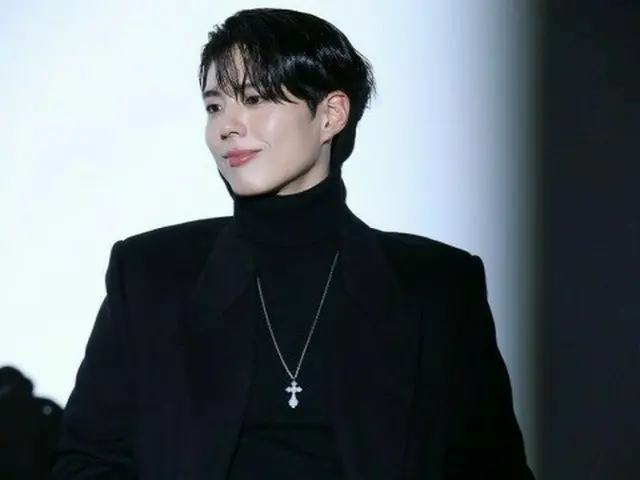 俳優パク・ボゴム、ビハインドカットも素敵すぎ…シックでキュートな男神