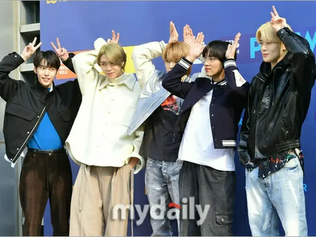 【フォト】「NCT 127」、ラジオ出演するために来ました…“かわいいウサギポーズ”