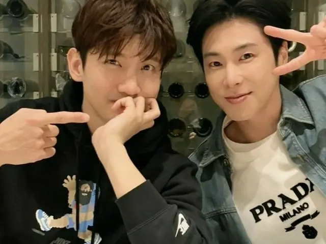 「東方神起」ユンホ、誕生日を迎えてチャンミンとピース…“スケジュール終えてチャンミンと夕飯食べてるとこ!”