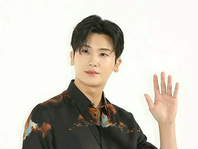 【フォト】パク・ヒョンシク（ZE:A）、“FENDI”の旗艦店オープン記念イベントに参加…さわやかビジュアル