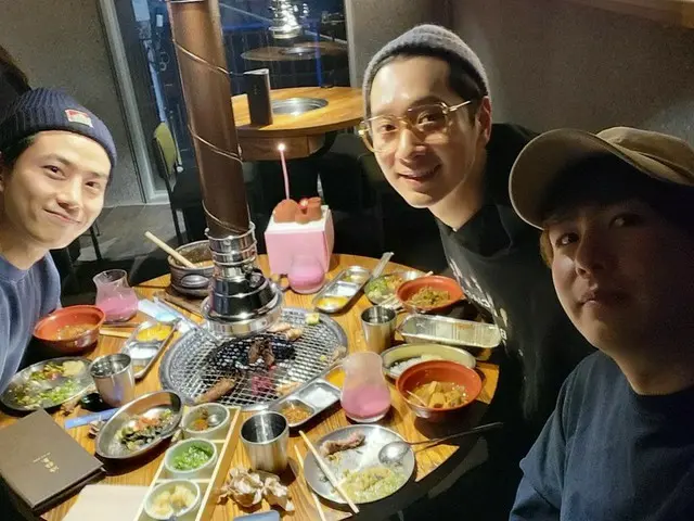 「2PM」チャンソン、テギョン＆ニックンちょっと早い誕生日焼肉パーティー…かわいいクマの誕生日ケーキも