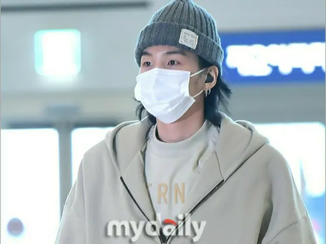 【空港写真】「BTS（防弾少年団）」SUGA、タイへ出国～…手をふってあいさつ