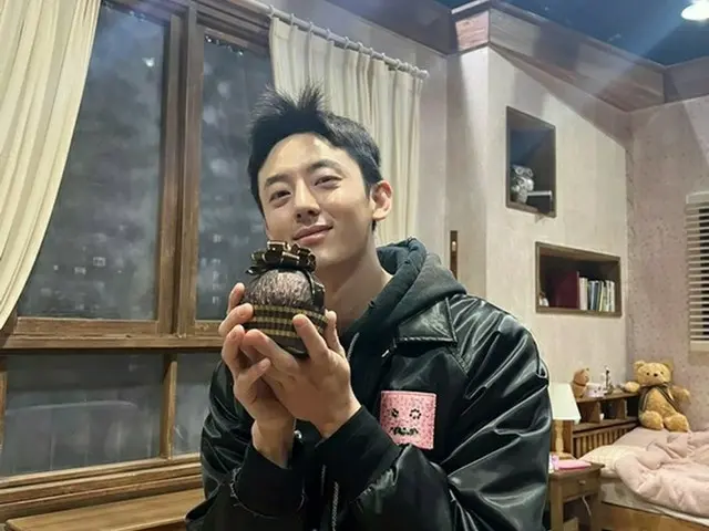 俳優イ・ジフン、バレンタインデー記念セルフィー…チョコより甘々なビジュアル
