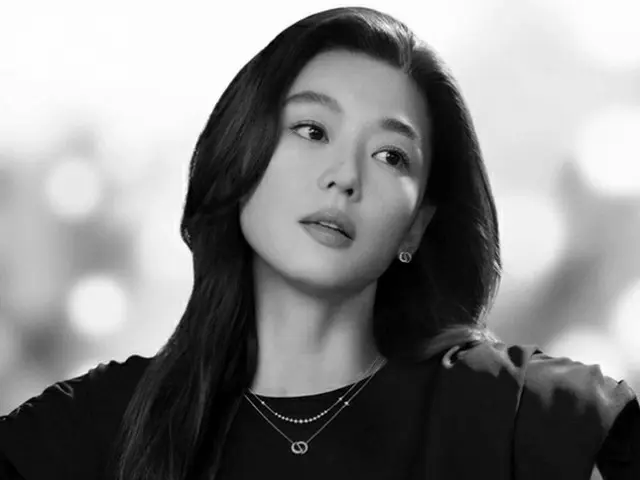 女優チョン・ジヒョン、モノクロのグラビア公開…優雅さが輝く存在感