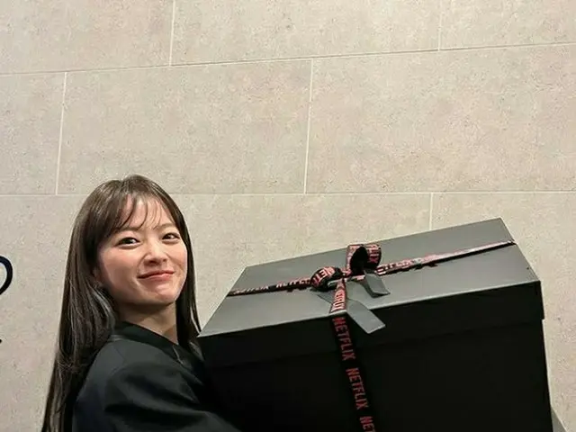 チョン・ウヒ、両手いっぱいのNetflixからのプレゼントに'ニッコリ'