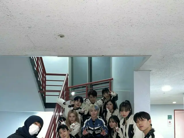 「SHINee」KEY（キー）、「Killer」の活動を終えてダンサーたちと記念撮影…“love my team”