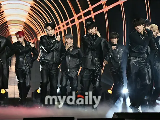 【フォト】「THE BOYZ」、8thミニアルバム「BE AWAKE」のショーケースで新曲「ROAR」を披露…堕落天使のダークセクシー