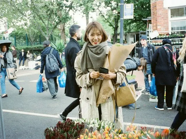 女優パク・シネ、外国のお花屋さんの前で明るい笑顔…穏やかな雰囲気