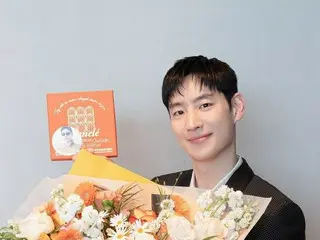 イ・ジェフン、花束を持って満開の笑顔…ファン達からの差し入れに感謝
