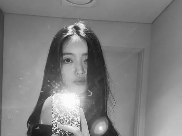 「OH MY GIRL」ユア、蠱惑的な美貌が輝くミラーセルフィー