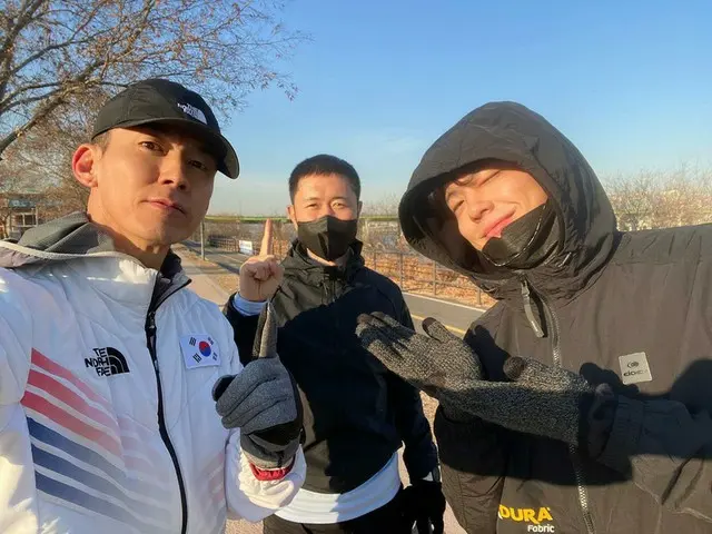 俳優パク・ボゴム、ションと一緒に3日間“寄付ランニング”に参加…走った後もさわやかな笑顔