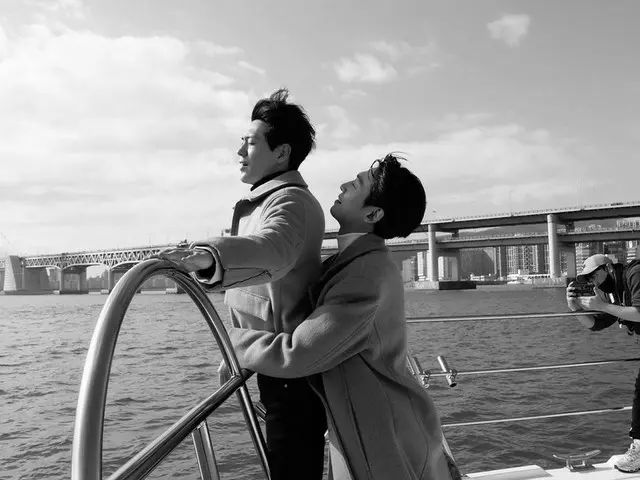 男同士で“タイタニックハグ”?!「イルタ・スキャンダル」で共演中のチョン・ギョンホ＆シン・ジェハがブロマンスケミ発散