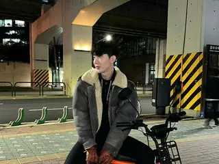 「2AM」チョグォン、バイクに乗るときもハイヒール？…バイクの色と靴の色がおそろい