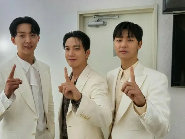 「CNBLUE」、ホワイトのジャケットで”ナンバーワン”…カリスマあふれる微笑み